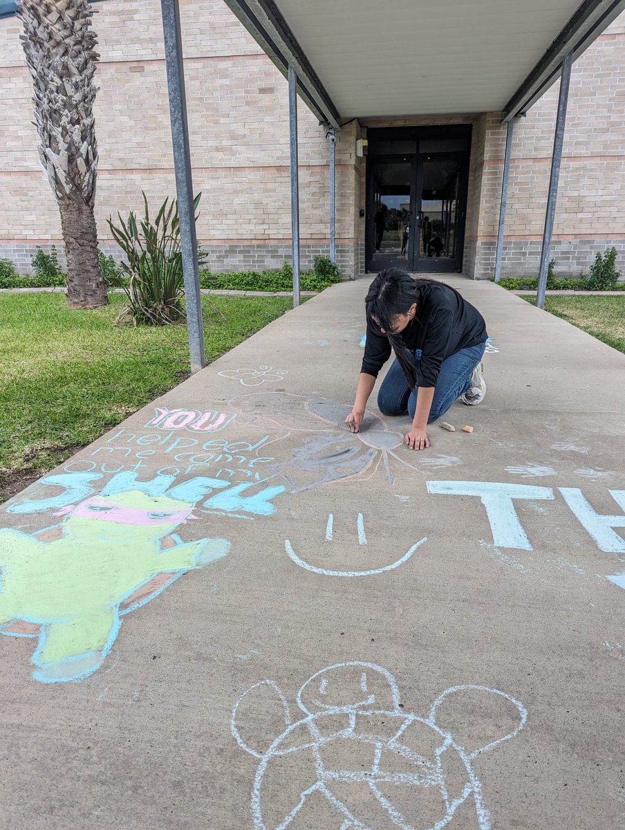 TableChurchSB's tweet photo. Shout out to the fantastic Table and @LFHSInteract chalk artists who showed up at @RanchoVerdeElem last evening to encourage teacher and staff! What a great effort! We are #LovedByJesus #ForTheLoveOfLosFresnos https://t.co/VXBl8UZwIX
