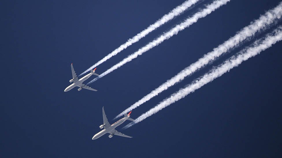 Darrerament veig que cada cop hi ha més defensors de la teoria de la conspiració dels "chemtrails" (de l'anglès chemical trails, deixants químics), que sosté que els avions ens fumiguen per causar malalties o alterar el clima. Aquí teniu un fil desmentint aquesta absurda teoria: