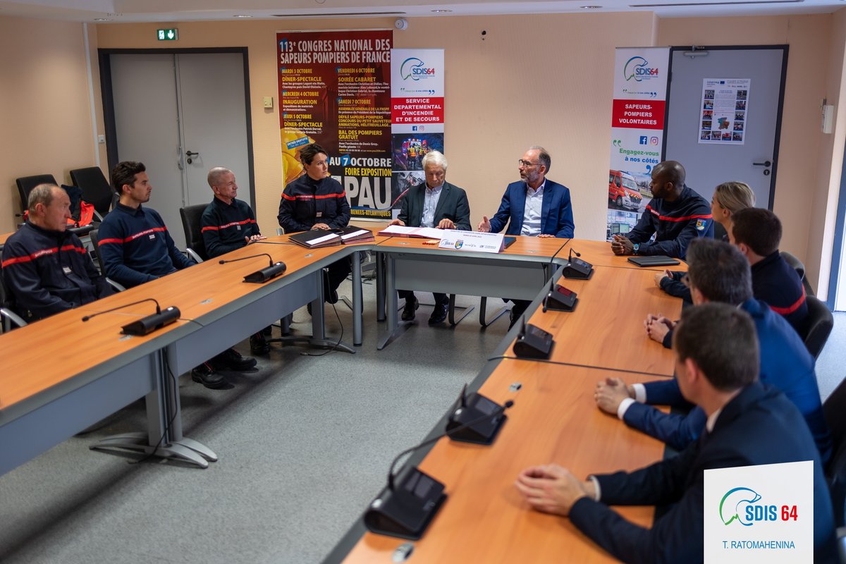 sdis64's tweet photo. ✍ Signature de la #convention cadre départementale entre le Crédit Agricole Pyrénées Gascogne et le #SDIS64
👩‍🚒👨‍🚒 L'objectif est de permettre aux salariés qui sont #SPV de s'absenter sur leur temps de travail pour effectuer des missions opérationnelles et des actions de formation https://t.co/2Y6w47DLdf