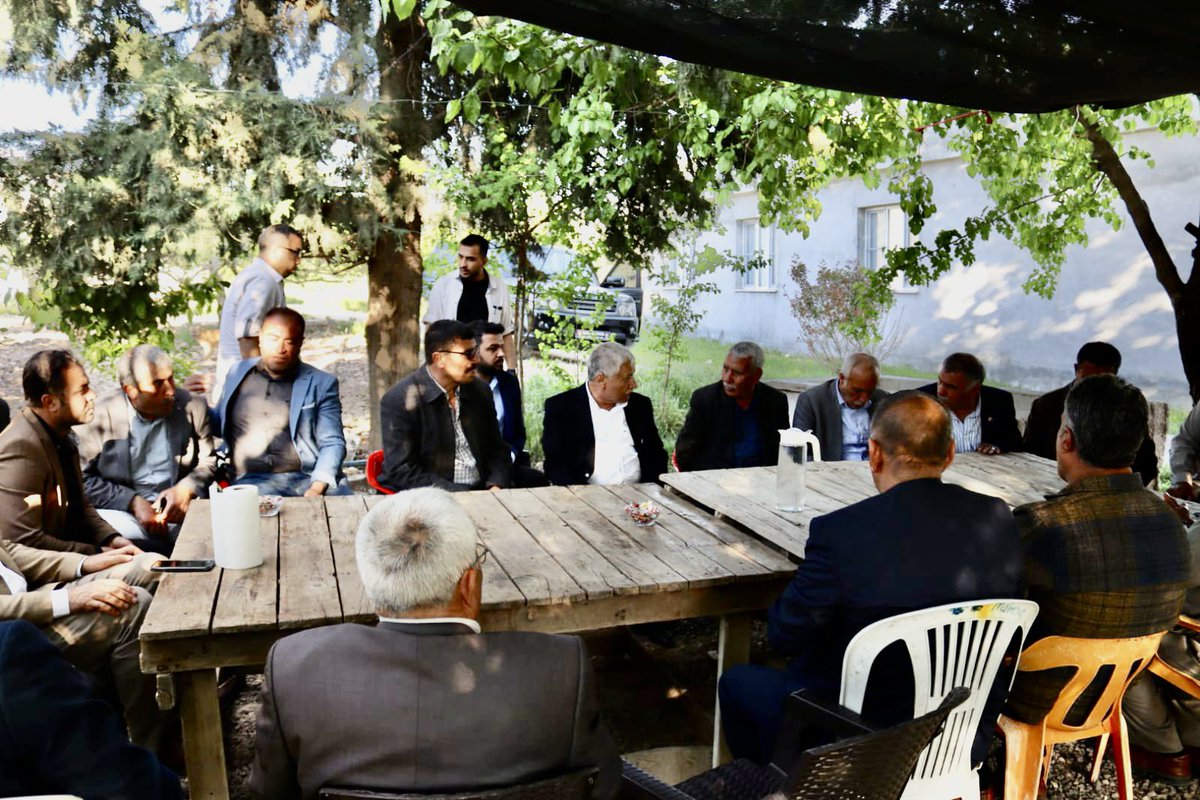 Girlavik Mahallesi Eriç mezrasındayız. Bizi gönülden kucaklayan, destek taleplerini ileten halkımızı dinledik, taleplerini not aldık. #doğrusdımlarlayoladevam
<a href="/bybekirbozdag/">Bekir  Bozdağ</a> <a href="/adelioglu63/">Ali ihsan Delioğlu</a> <a href="/akpartiurfa/">AK PARTİ ŞANLIURFA</a>