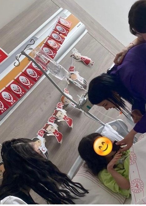 Chiara02224370's tweet photo. #ÖzgeGürel con l'#ucimorgtr oggi era all' ETLIK CITY HOSPITAL FOR CHILDREN 🥰
un grande e sensibile cuore che ha portato la luce del suo sorriso ai più  bisognosi di attenzione ..

#SemplicementeÖzge  
la generosità è un dono che appartiene alle anime nobili  ❤ https://t.co/iKbFxYlpt3
