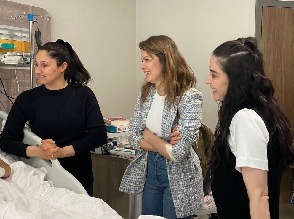 Chiara02224370's tweet photo. #ÖzgeGürel con l'#ucimorgtr oggi era all' ETLIK CITY HOSPITAL FOR CHILDREN 🥰
un grande e sensibile cuore che ha portato la luce del suo sorriso ai più  bisognosi di attenzione ..

#SemplicementeÖzge  
la generosità è un dono che appartiene alle anime nobili  ❤ https://t.co/iKbFxYlpt3