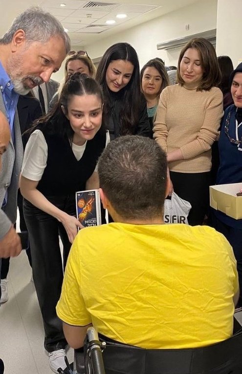 Chiara02224370's tweet photo. #ÖzgeGürel con l'#ucimorgtr oggi era all' ETLIK CITY HOSPITAL FOR CHILDREN 🥰
un grande e sensibile cuore che ha portato la luce del suo sorriso ai più  bisognosi di attenzione ..

#SemplicementeÖzge  
la generosità è un dono che appartiene alle anime nobili  ❤ https://t.co/iKbFxYlpt3
