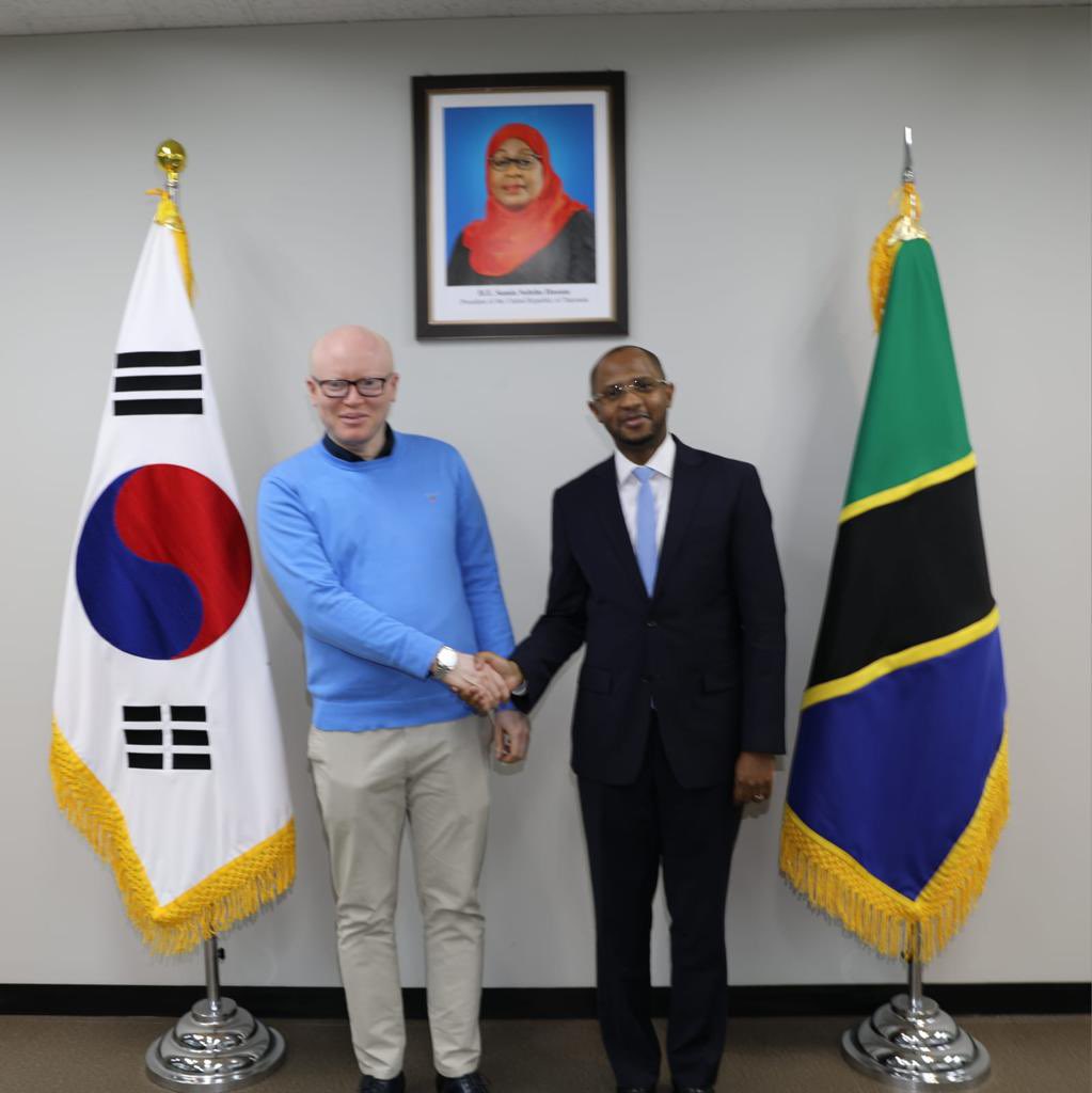 WizarayaUJ's tweet photo. Katika ziara nchini Korea, Naibu Katibu Mkuu-Uchukuzi, @allypossi alikutana na kufanya mazungumzo na Mhe. Balozi wa Tanzania nchini humo @tonytogolani . https://t.co/6nrDEW76FL