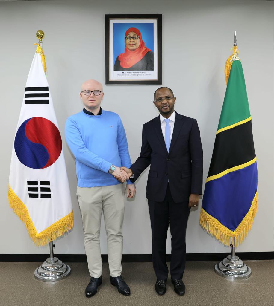 WizarayaUJ's tweet photo. Katika ziara nchini Korea, Naibu Katibu Mkuu-Uchukuzi, @allypossi alikutana na kufanya mazungumzo na Mhe. Balozi wa Tanzania nchini humo @tonytogolani . https://t.co/6nrDEW76FL