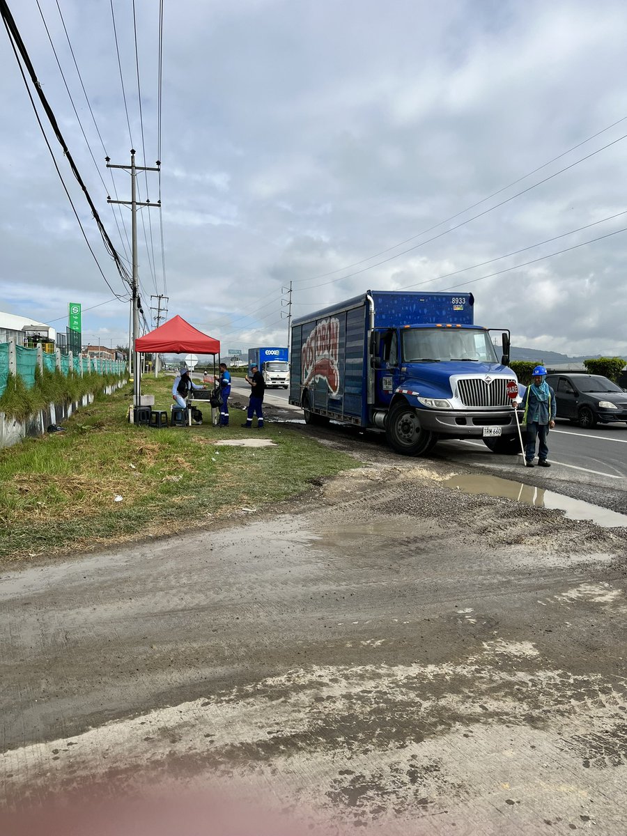 wvargasmz's tweet photo. @postobonoficial seria importante que donde parquean sus vehiculos distribuidores no afectaran la berma que es utilizada por ciclistas @BiciRegistro_co https://t.co/5OKRgYRW0S