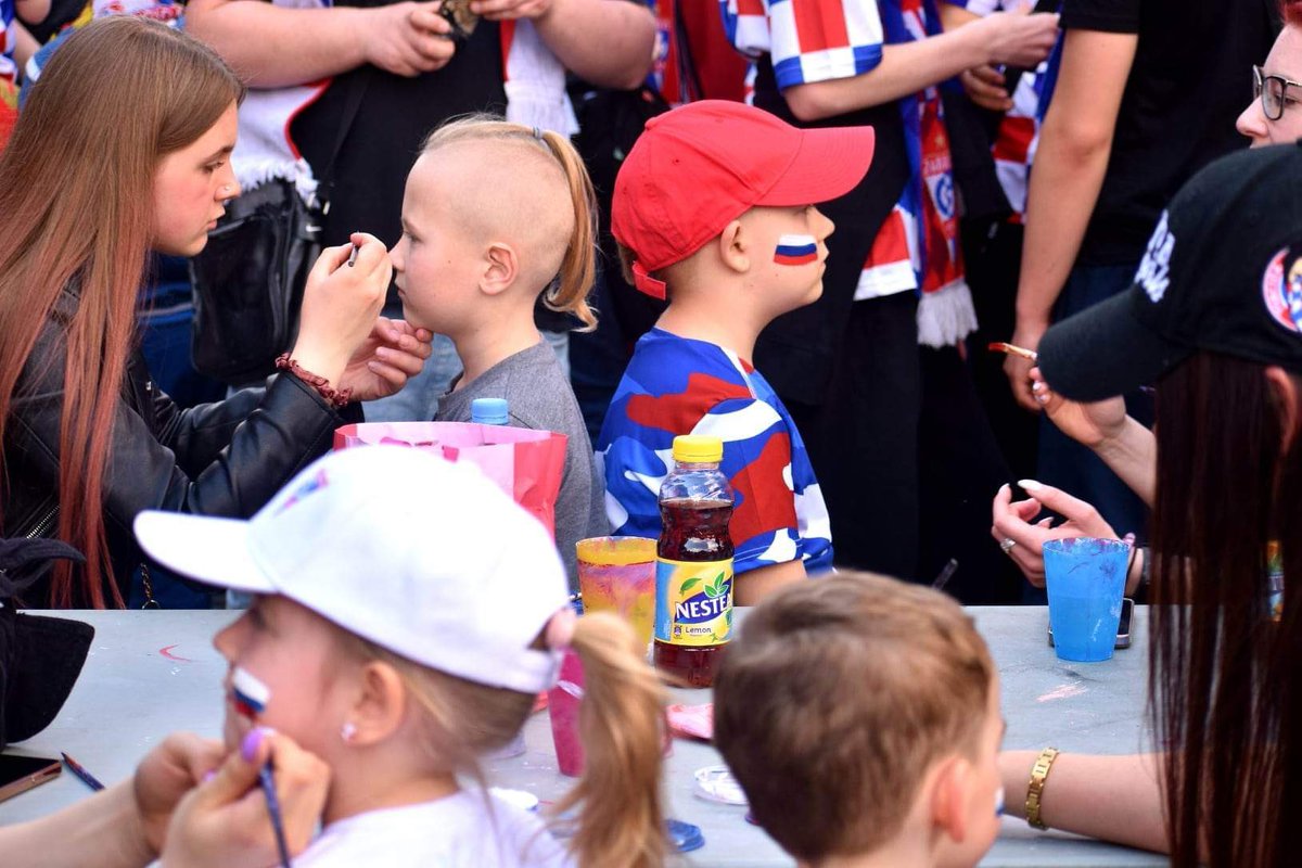 torcida_girls's tweet photo. @GornikZabrzeSSA - Śląsk Wrocław w obiektywie 📸

Na naszej strefie jak zawsze moc atrakcji oraz kolejny wyjątkowy gość - Igor Angulo, którego nazwisko zawisło w Galerii Sław ⚽️ https://t.co/w2rp6TaPZh