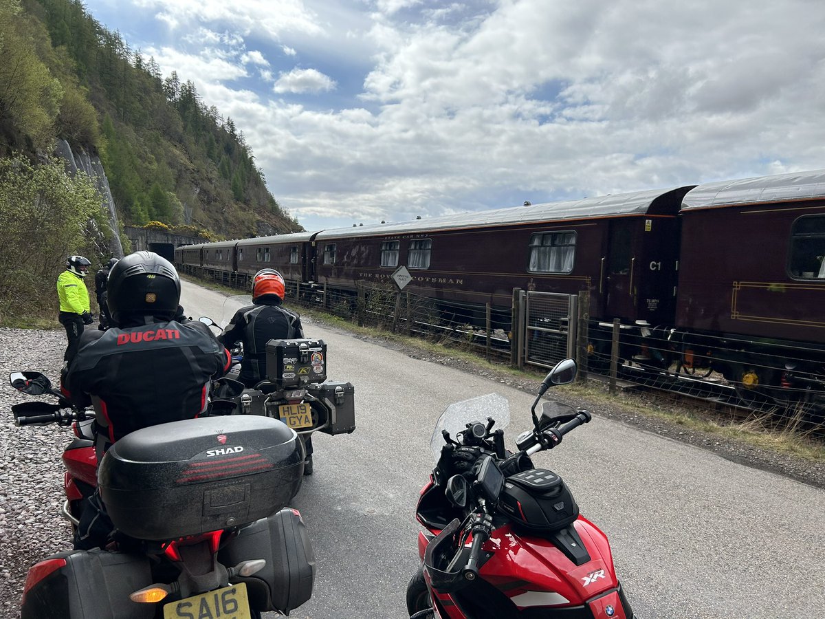 XJRT1964's tweet image. ‘The Royal Scotsman’ made an appearance at Lochcarron 🤩 #highlandloop #jointheride