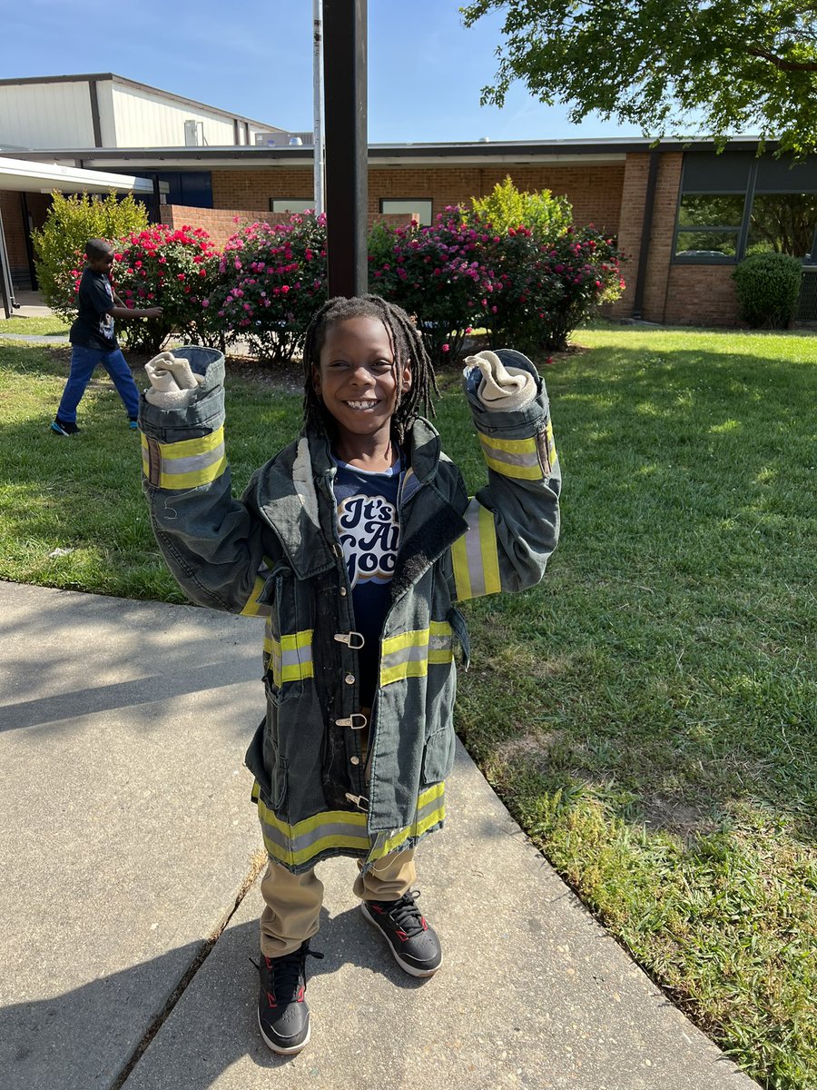 YatesElementary's tweet photo. Yates Career Day!!
#NNPSProud https://t.co/BcpXdTzzx0