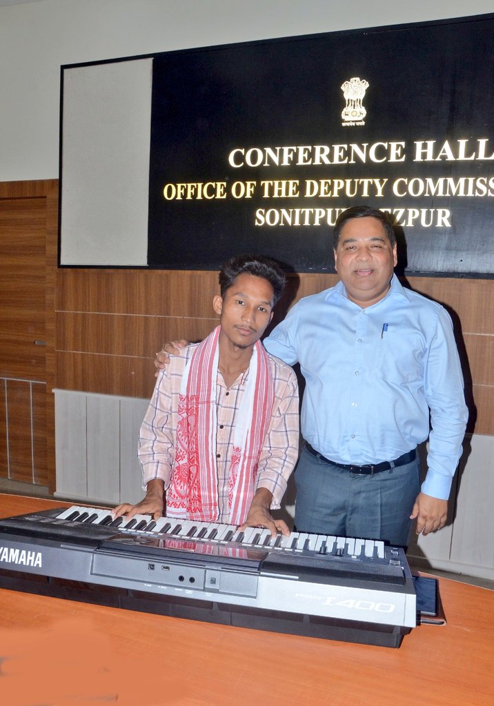 CMOfficeAssam's tweet photo. DC Sonitpur handed over a synthesiser keyboard to Sri Dipak Boro using CM Relief Fund and assured to organise professional music coaching for him.

On April 8, during a public interaction, Sri Boro expressed his desire of becoming a musician to HCM after singing a popular song. https://t.co/JhjDycXpZM