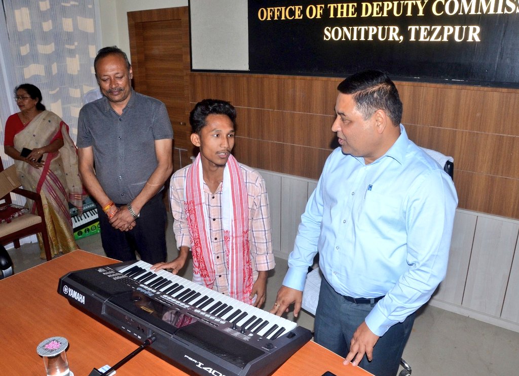 CMOfficeAssam's tweet photo. DC Sonitpur handed over a synthesiser keyboard to Sri Dipak Boro using CM Relief Fund and assured to organise professional music coaching for him.

On April 8, during a public interaction, Sri Boro expressed his desire of becoming a musician to HCM after singing a popular song. https://t.co/JhjDycXpZM