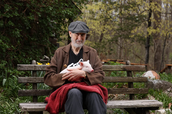 Variety's tweet photo. "Babe" star James Cromwell poses for a photo with the pig he saved from slaughter. The actor has named the pig Babe: “Every pig deserves to live in peace and joy at a sanctuary." https://t.co/qz41s9tYyc https://t.co/5s43WWIZeZ