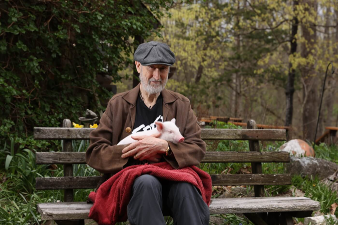 'Babe' star James Cromwell poses for a photo with the pig he saved from slaughter. The actor has named the pig Babe: “Every pig deserves to live in peace and joy at a sanctuary.' variety.com/2023/film/news…