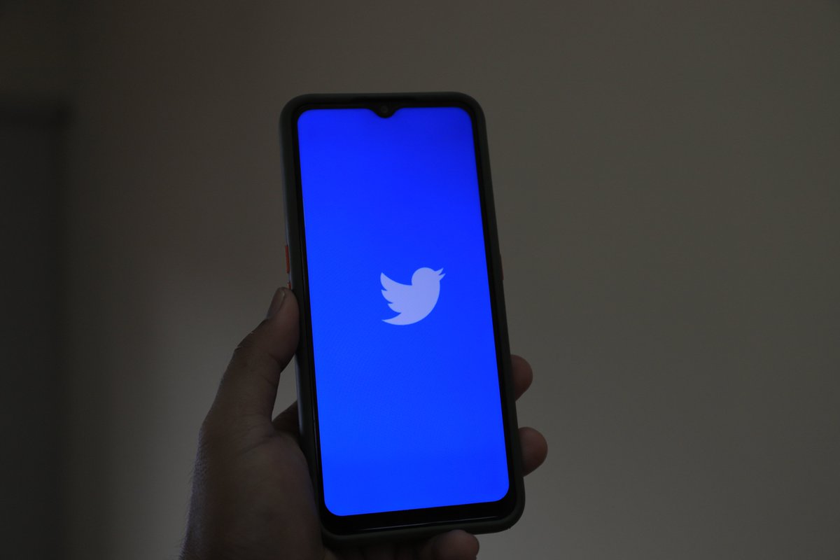 🆕Desde ahora, #Twitter requerirá la verificación de perfil para hacer anuncios y solo los principales anunciantes obtendrán verificación dorada gratis con inversión de más de 1.000U$D al mes. La medida busca mejorar la calidad del contenido y de reducir las cuentas fraudulentas.