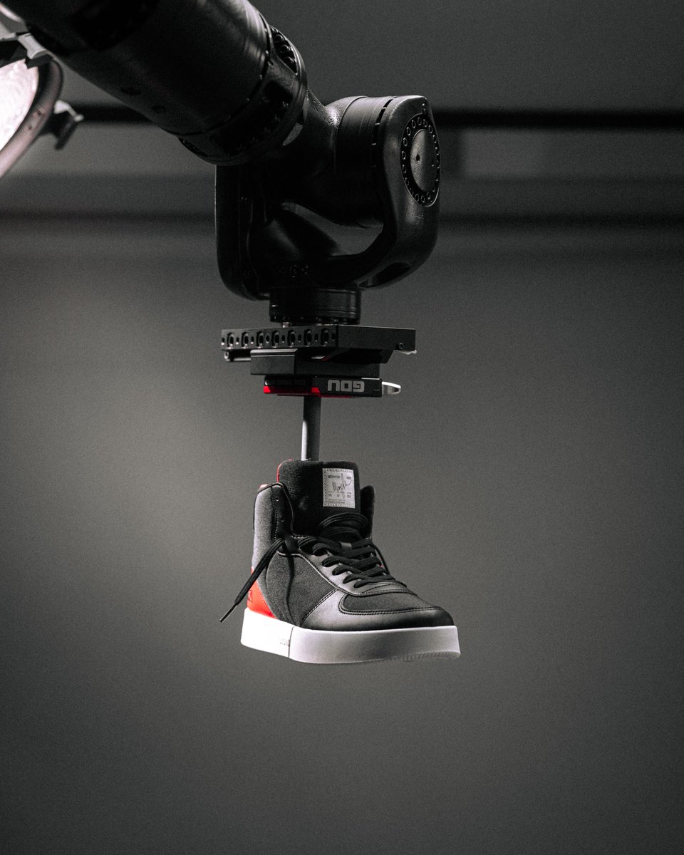 MKBHD's tweet photo. It all makes sense now 🤓
https://t.co/tT56wzo5Cs https://t.co/q5BsvMZNYJ