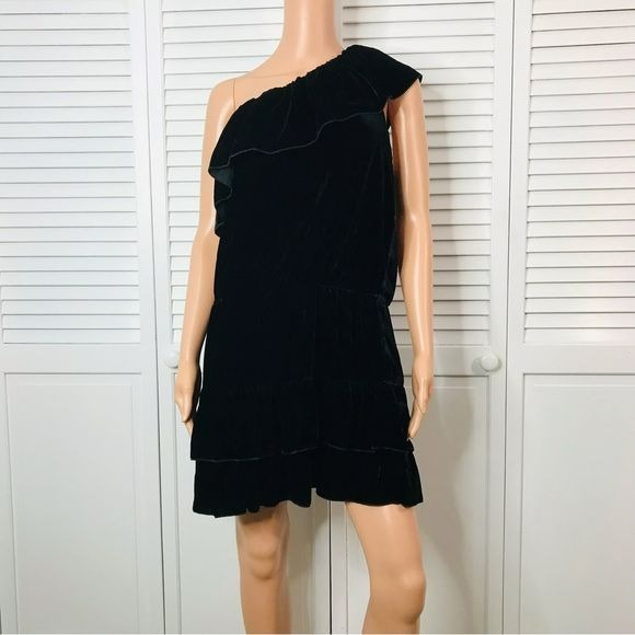Consignwithkat1's tweet photo. ⚠️NEW ARRIVALS ⚠️

-GYMSHARK High Waisted Knit Black Jogger Pants
-*NEW* JOIE Kolda B Caviar Velvet One Shoulder Dress
-*NEW* Chelsea28 Asymmetrical Pink Tank Dress
-*NEW* CAD Bell Sleeve Bodycon Navy Bell Sleeve Sweater Dress 
#gymshark #joie #chelsea28 #cad https://t.co/2FQybMigZO