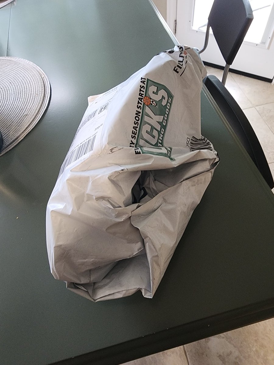 kpollo1's tweet photo. @DICKS why are you shipping $200+ gloves like this? Let's hope it wasn't buried under heavy boxes during shipping.  @RawlingsSports https://t.co/rRn2Dsi6vH