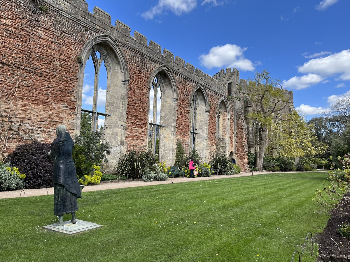 HRD_Bath's tweet photo. Beautiful buildings, nature, sunshine and a tasty lunch @Bishops_Palace was just what I needed today. https://t.co/xoiVqUtMHr