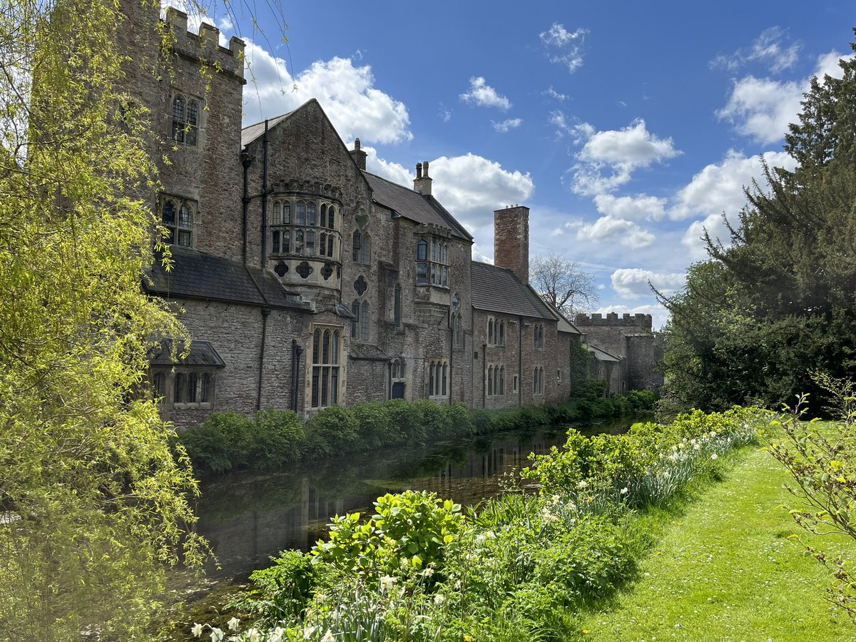 HRD_Bath's tweet photo. Beautiful buildings, nature, sunshine and a tasty lunch @Bishops_Palace was just what I needed today. https://t.co/xoiVqUtMHr