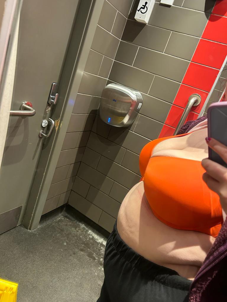 EvieStuart6's tweet photo. There’s something exciting about taking photos in public don’t you agree? https://t.co/f5tSI87i31