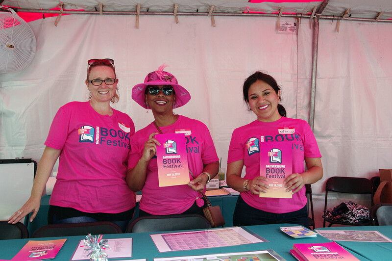 GburgMD's tweet photo. 📚Volunteers Wanted📚
Sign up for a day full of books, authors, and fun at the @GburgBookFest on Saturday, May 20. Volunteer &amp; you can meet some amazing authors while promoting literacy in our community. For a full list of volunteer opportunities visit https://t.co/J5QAVSoKMr https://t.co/hVdZ9OyTB9