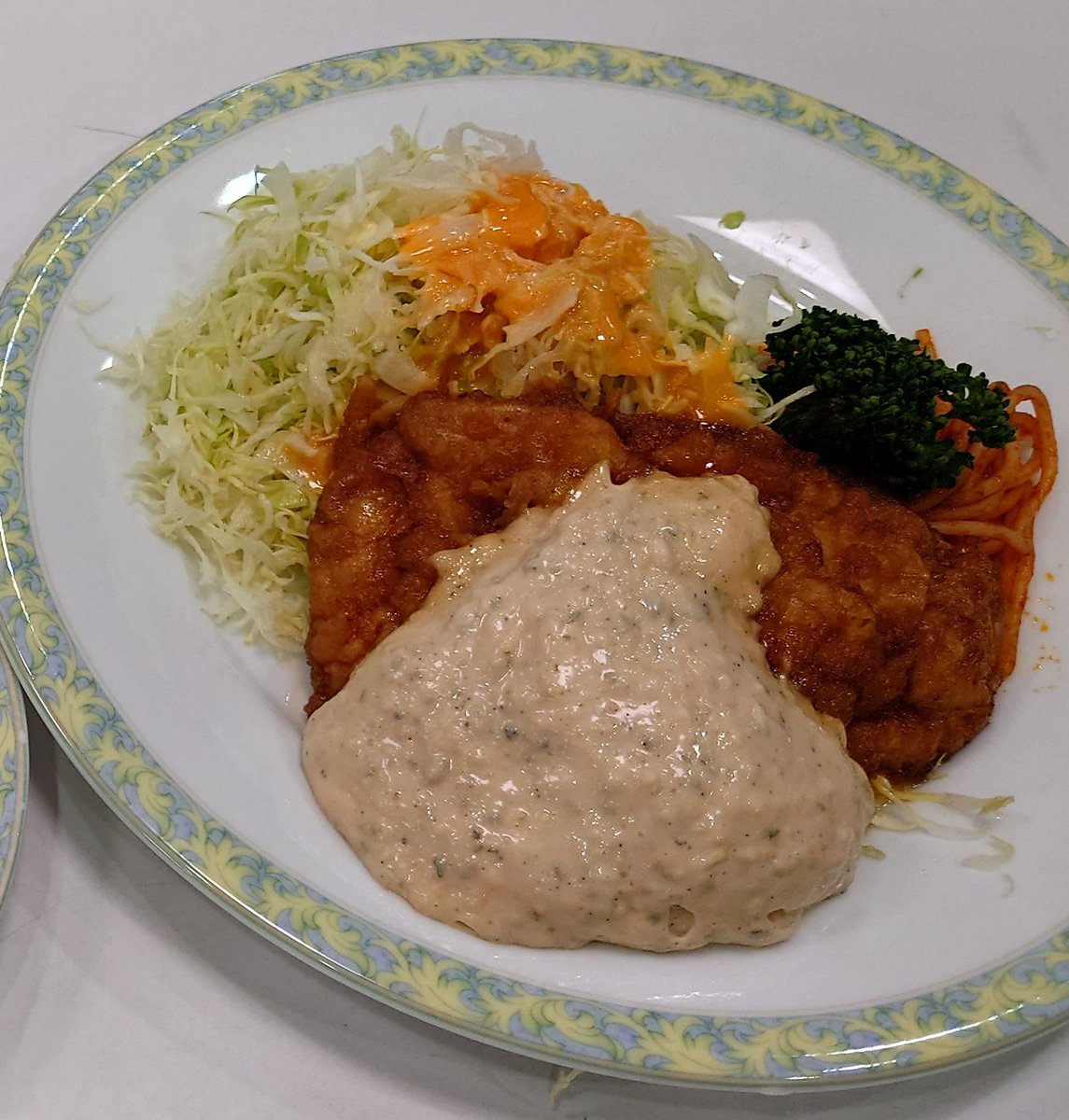 mgkyshot's tweet photo. ３０分まっても不満ゼロ、チキン南蛮定食１２００円。発祥のお店が休みだったので系列店でパクリ。あっさり胸肉がタルタルソースで絶妙に美味～い！口福に包まれたのは注文してから３０分後。席に着く前から教えてもらってたら何も気になりませんでした。デメリットを最初に伝える効果を実感しましたよ https://t.co/xuagOyZUMT