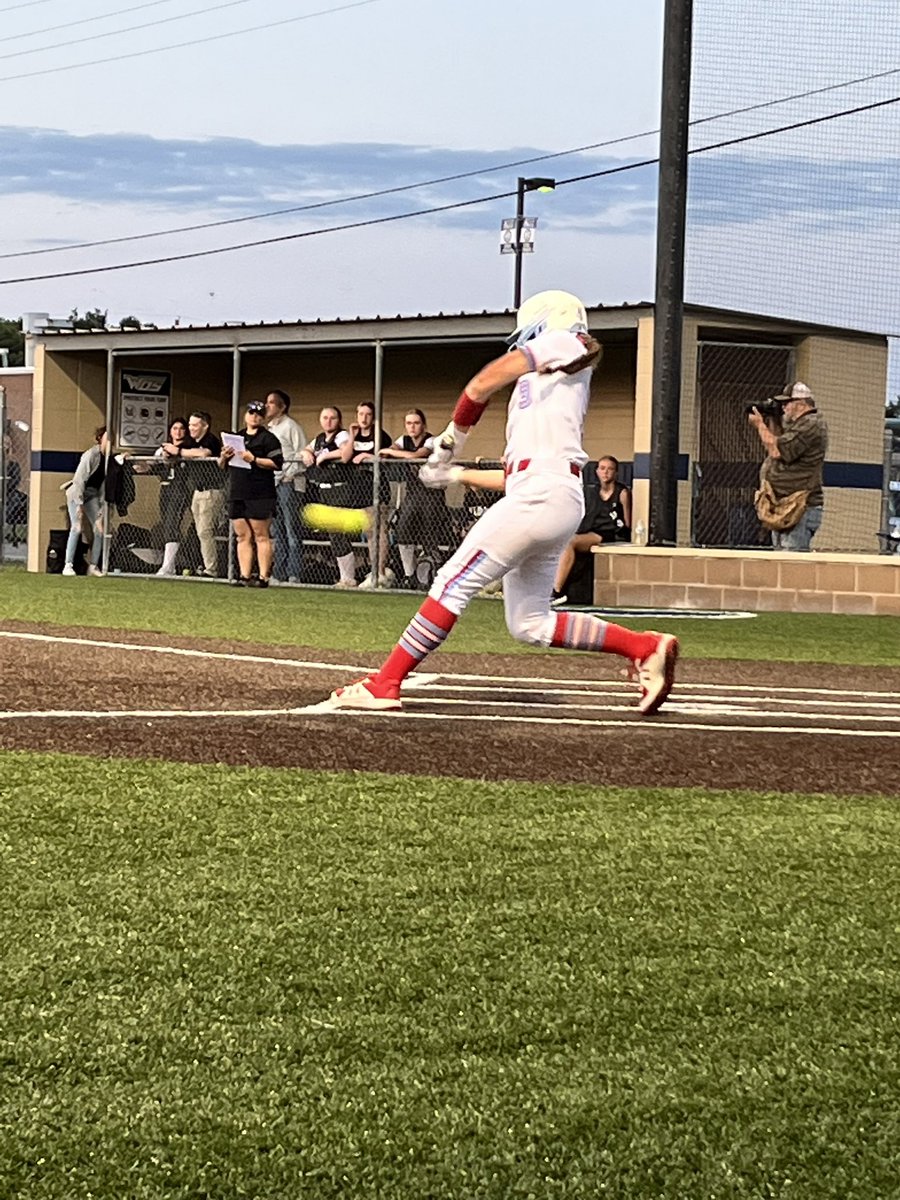 GracieBrown2024's tweet photo. Went 2-4  against vidor last night with a single and a HR! Hard work pays off!!  

@mojomid1 @TxCoachB @ACRunnersSB @BKohring @NTCCSOFTBALL @TylerJCsoftball @LSCPA_Softball https://t.co/hgdoYYapVF