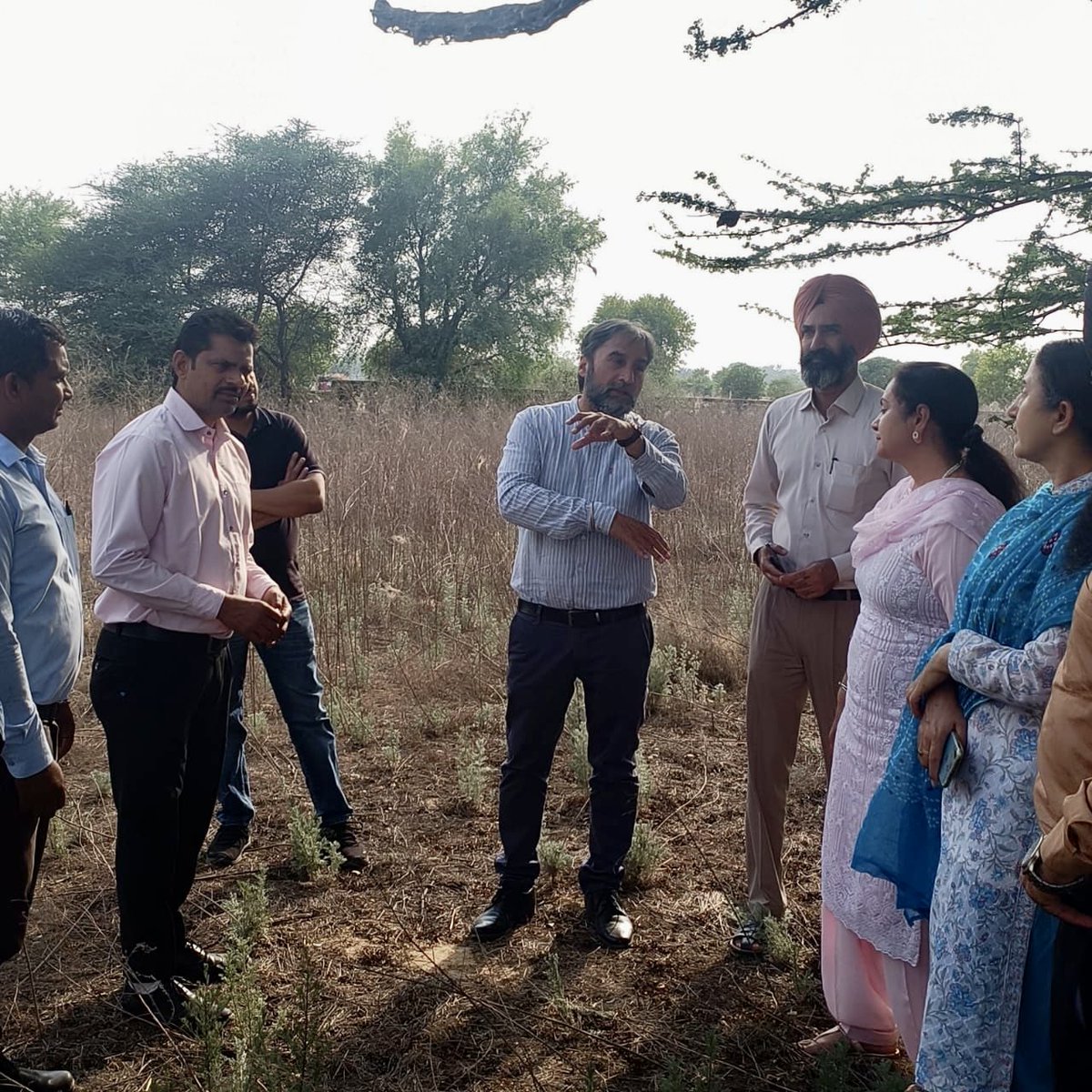 adubharti's tweet photo. At University College Sardulgarh, discussions about intricacies of developing and conserving natural ecosystem under ⁦@CRESPPUP⁩ ⁦@arvind_iiserm⁩ ⁦@PbiUniPatiala⁩ ⁦@daljitami⁩ https://t.co/UD4gGP1Sue