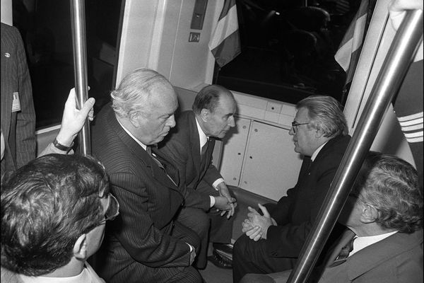 GregoryRambour's tweet photo. Savez Vous ?
#Lille

La première ligne de métro automatique au monde a été inauguré il y a 40 ans ce jour
Véritable prouesse et d'audace technologique, et politique

Cette nouvelle ligne de métro a permis à d'autres villes françaises de rêver d'un métro....

Thread (1/4) ⤵️ https://t.co/xtPNF6aqLt