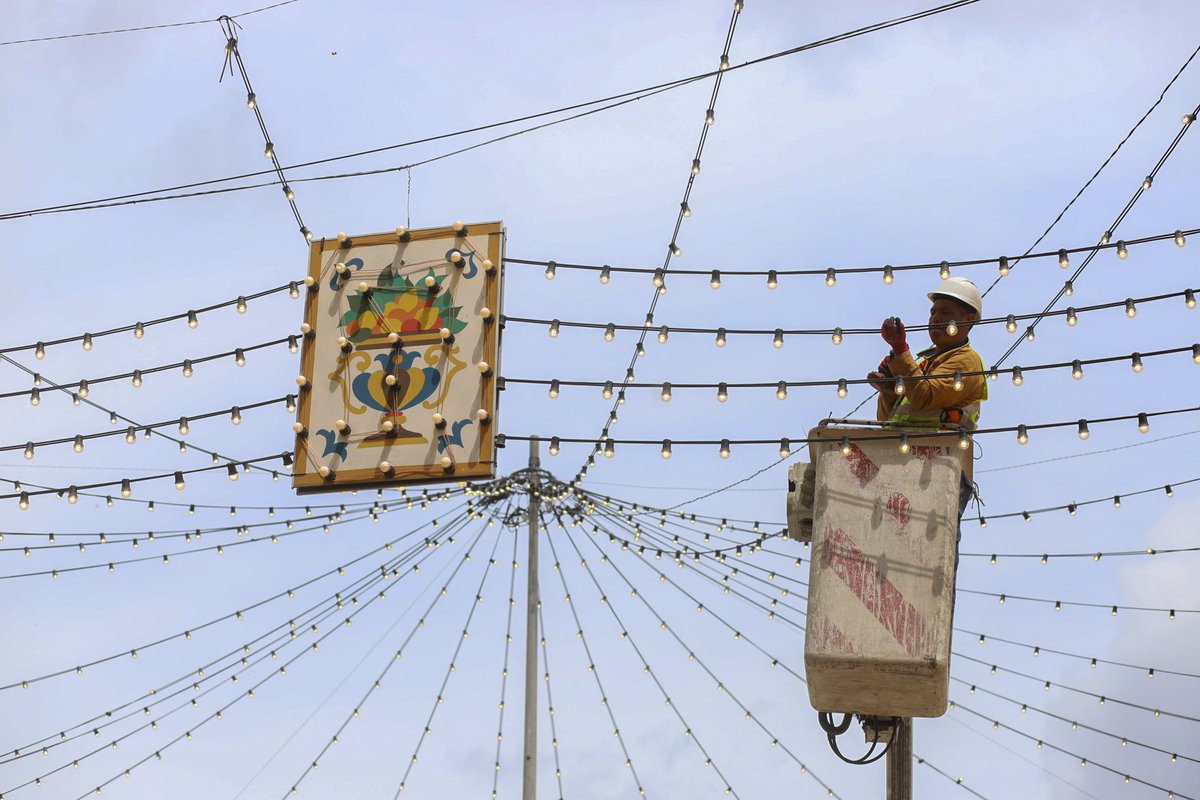 El cielo del Real recupera sus farolillos.
🔴⚪️ La recolocación avanza hasta el 80% y mañana se completará para que la #FeriadeAbril luzca radiante.

La instalación de farolillos es un trabajo manual y minucioso que requiere tiempo. Te lo explicamos aquí ⤵️