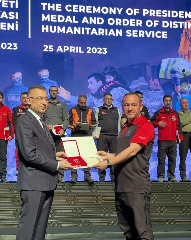 zinnurbuyukgoz's tweet photo. Deprem bölgesinde göstermiş olduğu üstün çalışma ve gayretlerinden dolayı Devlet Üstün Fedakarlık Madalyası ile ödüllendirilen #GEAK ekibimizi yürekten tebrik ediyorum. https://t.co/w1Usnaosi4