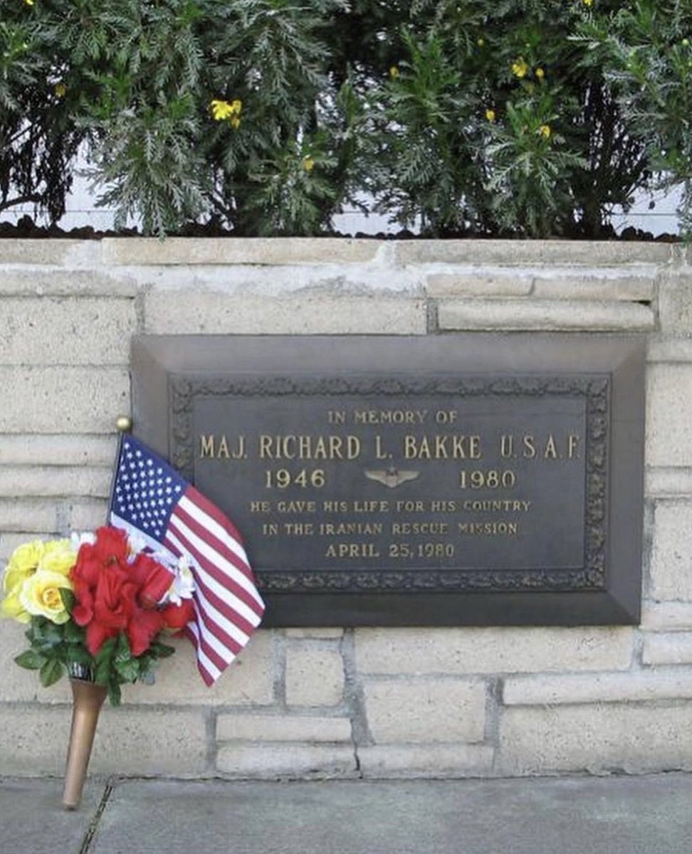 op_hawkeye's tweet photo. 4.25.1980 | Major Richard Bakke 🇺🇸

#OpHawkeyeRemembers #RichardBakke #1stSOS #8thSOS #OperationEagleClaw

🎥 https://t.co/dDhQm5izgF
📜 https://t.co/HyNO7ZPi8g
📜 https://t.co/pKDhPj59Up
📜 https://t.co/LPjM71Hl7k
📰 https://t.co/5tJx3qDziZ
📰 https://t.co/IjO7f0Rab5 https://t.co/TEQoBssuE7