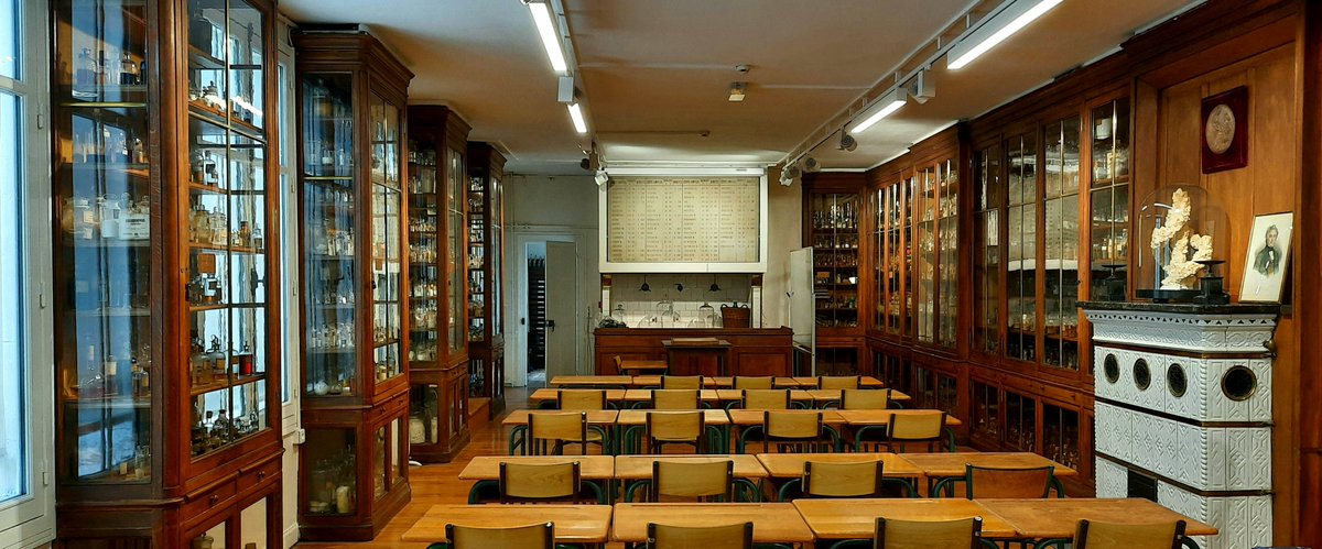 rrrayure's tweet photo. Perle cachée du #75005 , la salle de cours du laboratoire de #Chimie du #MNHN, toujours en activité aujourd'hui, offre un exceptionnel patrimoine pour qui est fasciné par les flacons, les éprouvettes et les expériences scientifiques. #Chevreul https://t.co/O3caTJlwU0