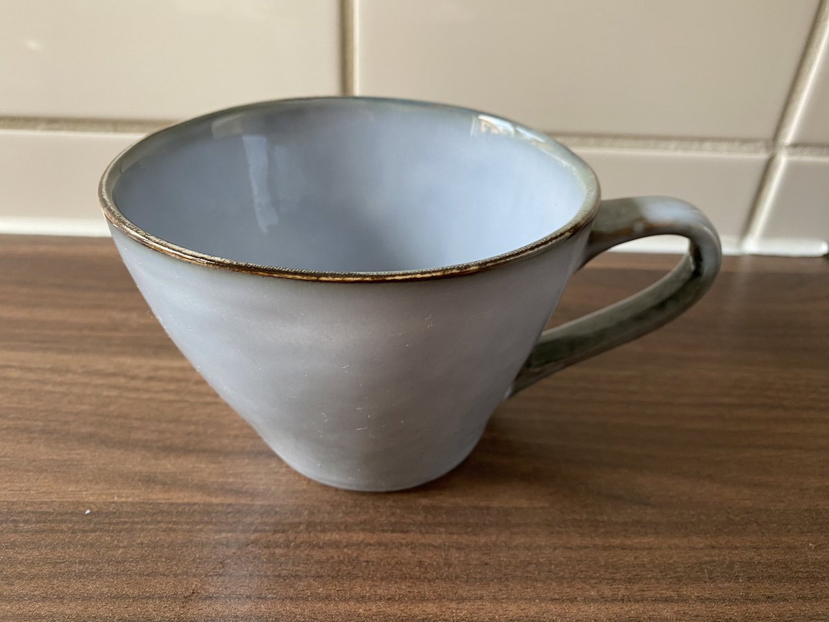 Gerrie867's tweet photo. Ik vroeg aan de winkelbediende of dit de grootste mok was die ze had. Ze keek me aan of ik ik weet niet wat voor vreemde vraag stelde🤣 Maar in deze mok past precies evenveel koffie als in die andere blauwe mok😍 #Iamveryhappy❤️ https://t.co/Felco0eijq