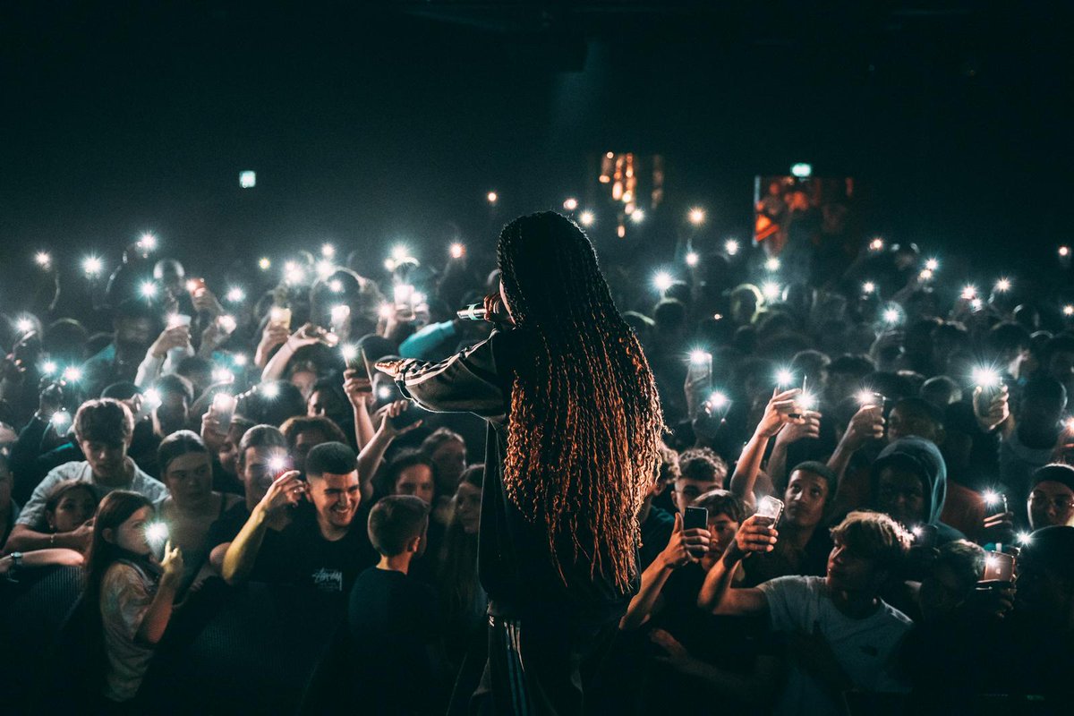 BweliTribe's tweet photo. 🗓 | Nos étoiles ont décidé d'illuminer la scène #HH241 de leur présence.
Après l'excellent Sold Out de @BenjaminEpps3 à L'Institut Français et un street concert ahurissant à Awendjé, seriez-vous partant pour une prestation de l'artiste @FCVICKYR ?
Fraîchement d'retour au bled. https://t.co/zxyG43orWo