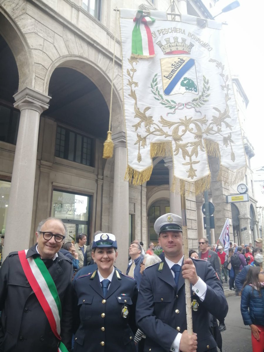 AugustoMoretti6's tweet photo. 🇮🇹📷 Un grazie all’assessore Pietro Scialpi che con la nostra Polizia Locale ha sfilato insieme al gonfalone di Città di Peschiera Borromeo al corteo del 25 aprile a Milano ❤️ https://t.co/N0RScqOfrV