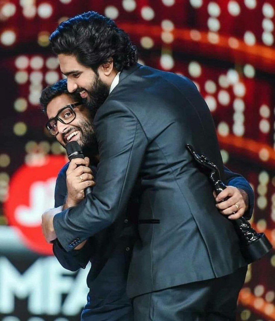 AmaalMallik's tweet image. My favourite photo with the Budday Boy @Atmojoarjalojo ♥️

God blessed our nation with a great voice and a greater heart like yours.

Have a healthy, super successful and happiest year ahead 👊🏻💯

#ArijitSingh #HappyBirthdayArijitSingh