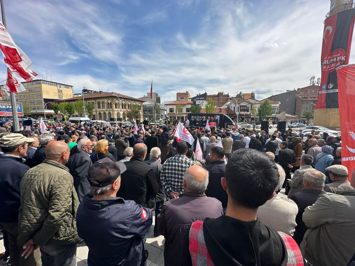 Çorum Hürriyet Meydanı’nda milletvekili adaylarımızla birlikte parti standımızı ziyaretimizde halkımıza da hitap ettik, Yeniden Refah Partimiz’in neden Meclis’te olması gerektiğini anlattık.