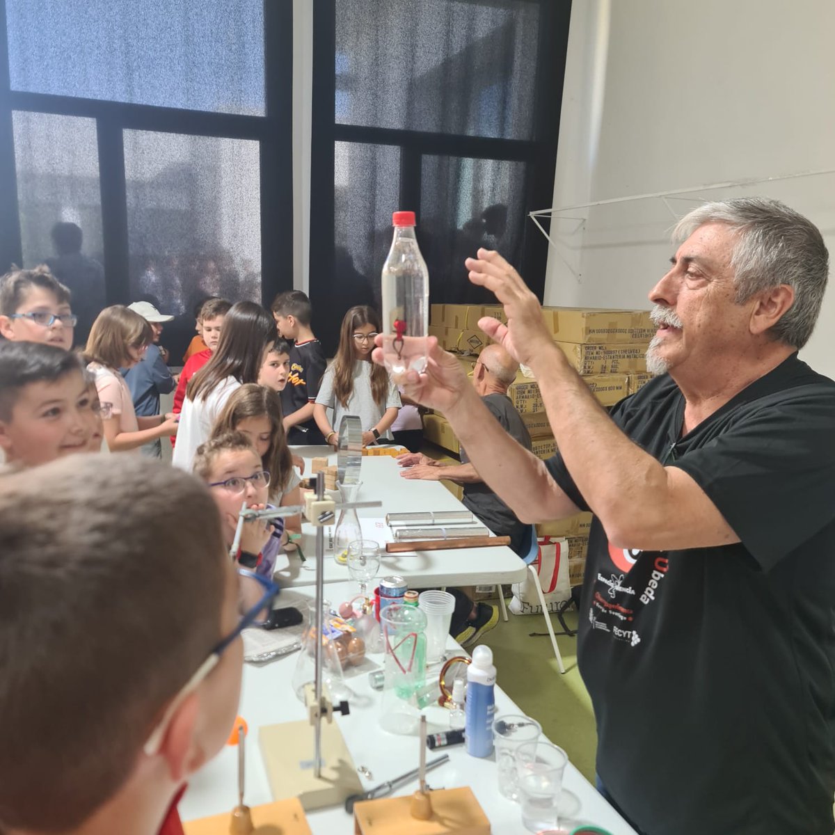 Sebastián Cardenete de <a href="/Mecyt_Malaga/">Mecyt</a>, ha llevado a cabo el experimento Diablillo de Descartes para explicar el Principio de Arquímedes, en el que el diablillo cambia de posición al cambiar la presión ejercida en el recipiente.

#úbeda #jaén #física #principiodearquimedes #ciencia