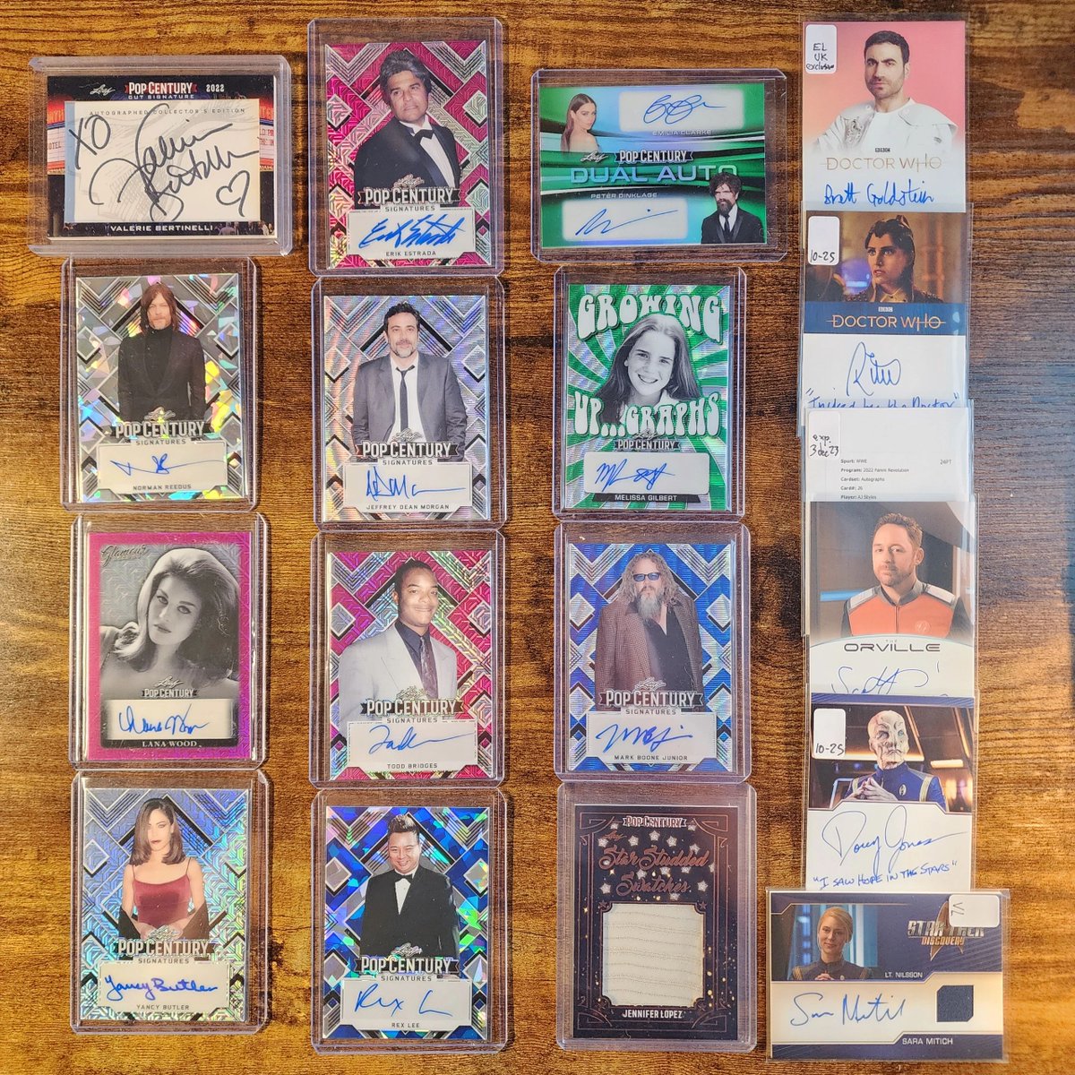 CollectionCARTE's tweet image. I had a case of 2023 #starwars signature series
After seeing many cases opened with no good case hit, I trade it for 11 mixed boxes
Well, I did get the an #emeliaclarke auto
Here's the top cards 😀
Glad I made the move
#leaf ❤️
#leaftradingcards
#orville
#startrek
#doctorwho
#wwe