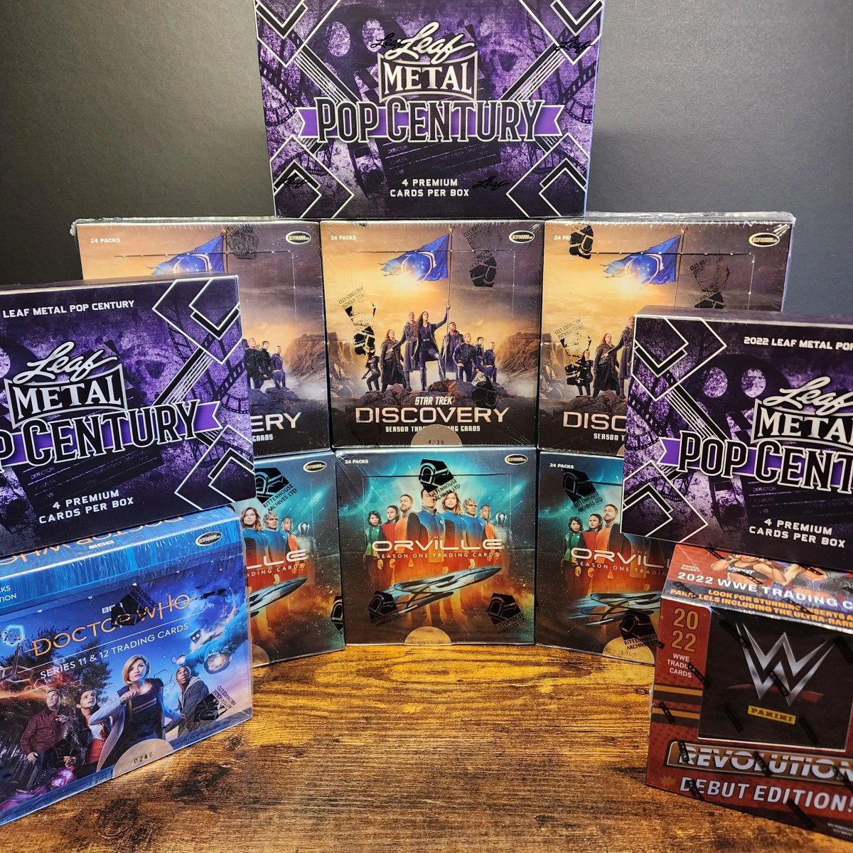 CollectionCARTE's tweet image. I had a case of 2023 #starwars signature series
After seeing many cases opened with no good case hit, I trade it for 11 mixed boxes
Well, I did get the an #emeliaclarke auto
Here's the top cards 😀
Glad I made the move
#leaf ❤️
#leaftradingcards
#orville
#startrek
#doctorwho
#wwe