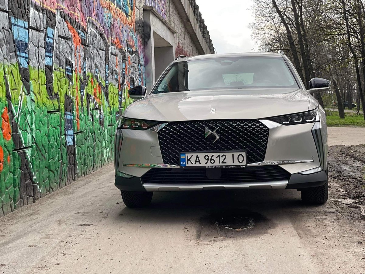 DS_Ukraine's tweet photo. Новий DS 4 любить увагу не тільки водіїв та пасажирів, а й експертної журналістської спільноти.

Редакція видання https://t.co/CEZSs87M0k познайомилась з ефектним крос-хетчем нашого бренду і поділилась своїми враженнями в новому матеріалі: https://t.co/HszYtQNv8p

Насолоджуйтесь! https://t.co/MJ4p5X28D3