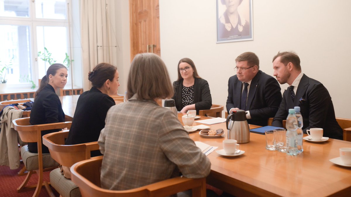 Ministerstwo Edukacji Narodowej (@men_govpl) on Twitter photo 🇵🇱 Wiceminister <a href="/TRzymkowski/">Tomasz Rzymkowski</a> spotkał się z zastępcą Stałego Przedstawiciela <a href="/UNHCRPoland/">UNHCR Polska</a> <a href="/GoyerChristine/">Christine Goyer</a>.
💬 Rozmowy dotyczyły możliwości dalszej współpracy i kwestii dostępu do edukacji dzieci uchodźców oraz ubiegających się o ochronę w Polsce. 🇵🇱 Wiceminister <a href="/TRzymkowski/">Tomasz Rzymkowski</a> spotkał się z zastępcą Stałego Przedstawiciela <a href="/UNHCRPoland/">UNHCR Polska</a> <a href="/GoyerChristine/">Christine Goyer</a>.
💬 Rozmowy dotyczyły możliwości dalszej współpracy i kwestii dostępu do edukacji dzieci uchodźców oraz ubiegających się o ochronę w Polsce.