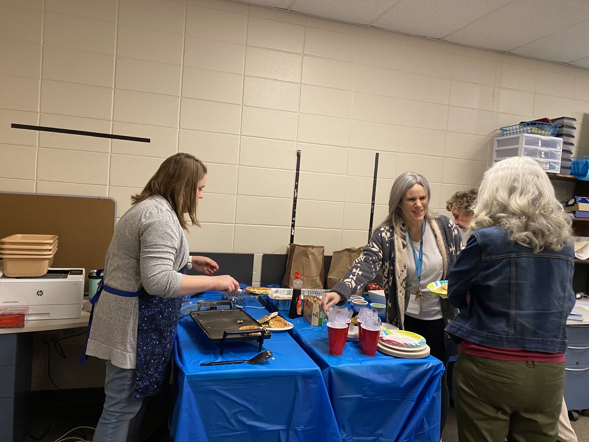 Math and Science Divisions celebrate their new teachers and those who supported them throughout the year! #LZHSScience #LZHSMath #BetterTogetherD95 @KrawiecMs