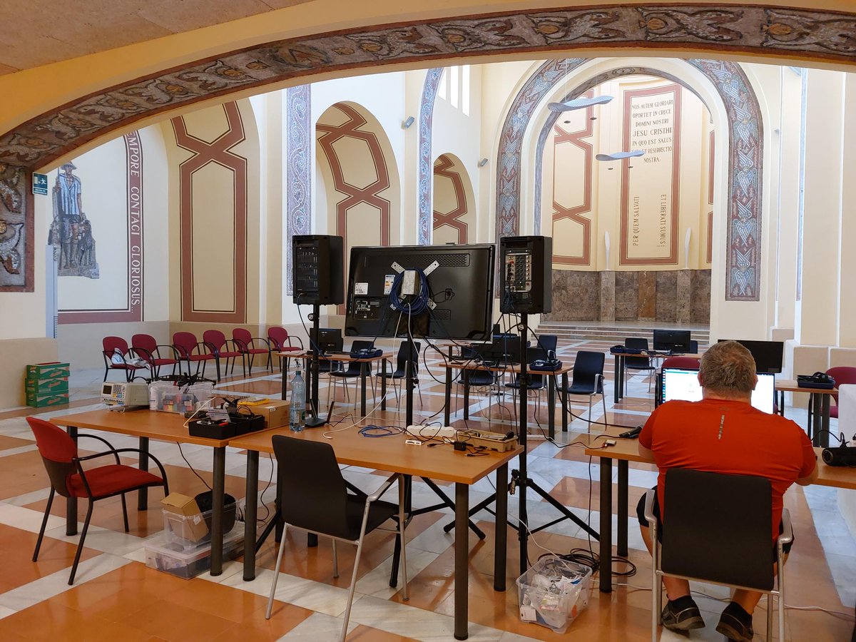 CambraTerrassa's tweet image. 🗣️Taller Internacional del projecte #DIGIS organitzat per #CambraTerrassa on han reunit a 20 alumnes, 10 professors i 5 experts en Realitat Virtual i desenvolupament de drons.

🗓️Del 25 al 27 d'abril
📍Parc Audiovisual, membre del @Impulse_DIH 

+ info👉bit.ly/3owV4Yj