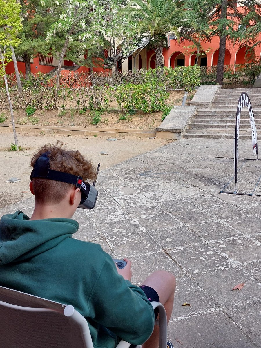 CambraTerrassa's tweet image. 🗣️Taller Internacional del projecte #DIGIS organitzat per #CambraTerrassa on han reunit a 20 alumnes, 10 professors i 5 experts en Realitat Virtual i desenvolupament de drons.

🗓️Del 25 al 27 d'abril
📍Parc Audiovisual, membre del @Impulse_DIH 

+ info👉bit.ly/3owV4Yj