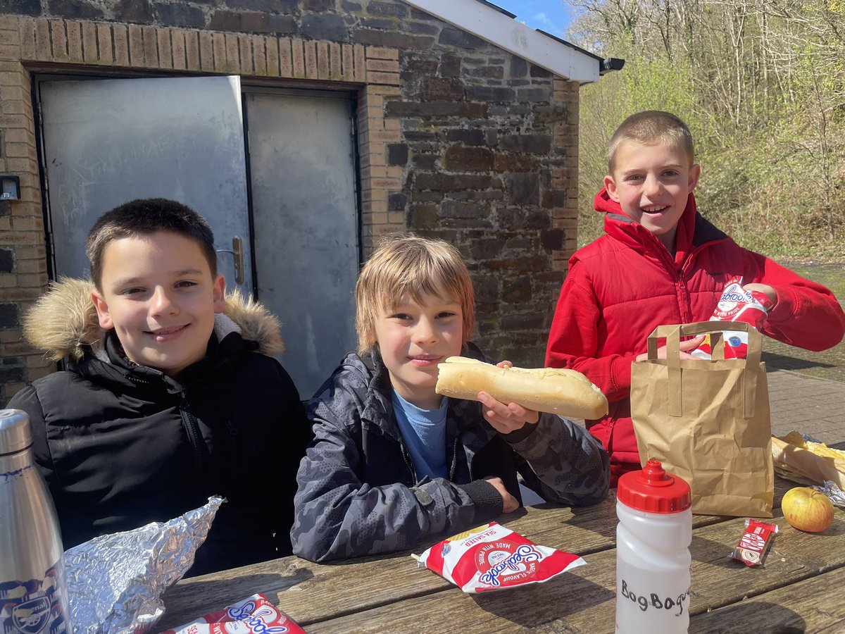 YsgolHamadryad's tweet photo. Ar ôl picnic blasus yn yr haul 🥖 ☀️aethom ar antur anhygoel, cerdded fyny’r afon Sychryd at y Sgwd a neidio i mewn wrth y rhaeadr. Does dim lluniau gan bod yr athrawon dewr yn y dŵr hefyd! Fe wnaeth bawb lwyddo yn ardderchog👌🏻🏞️🧗♀️ #gwytnwch #cryfder #joio https://t.co/fPgSn46cd9
