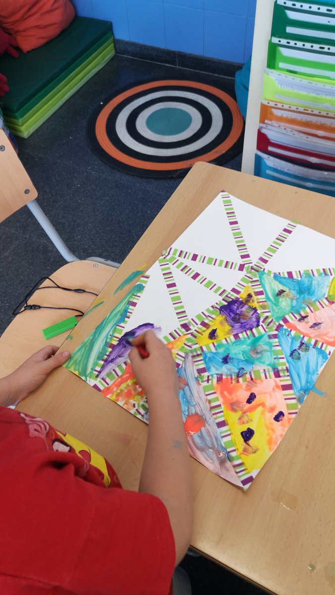 EscolaLesAigues's tweet photo. Tarda artística a 2n: juguen amb pintura i fan creacions espectaculars! https://t.co/cRjIkdEDH8