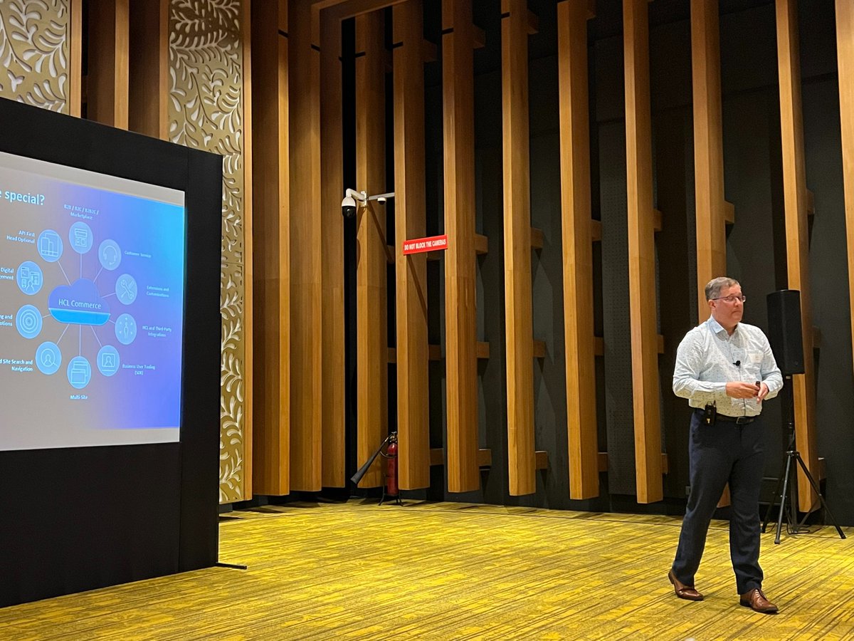 HCLCommerce's tweet photo. Our very own @DavidLebowitz on stage at our #HCLCommerce Connect in Bangalore talking about #HCLCommerce.
#hclcommerce #ecommerce #ecommercetrends #India #Solveda #Moptra #Orienteed https://t.co/VaIL3wFCSd