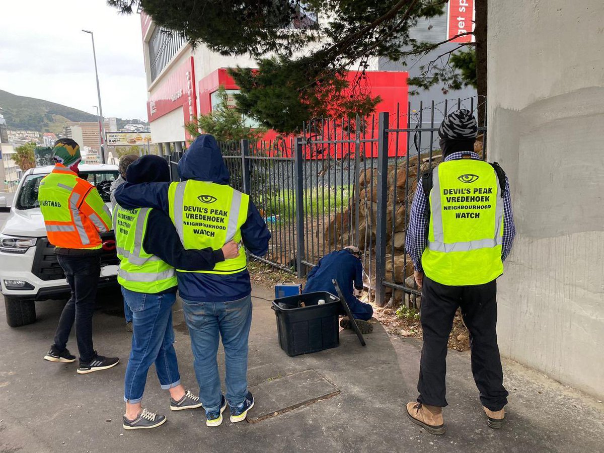 On Saturday the DPV community got together to repair the fence that has been a quick escape route for many criminals in the area, and the gap has been welded closed. A big thank you to the members of OH Watch who provided their support on the day.
#dpvwatch #community #capetown